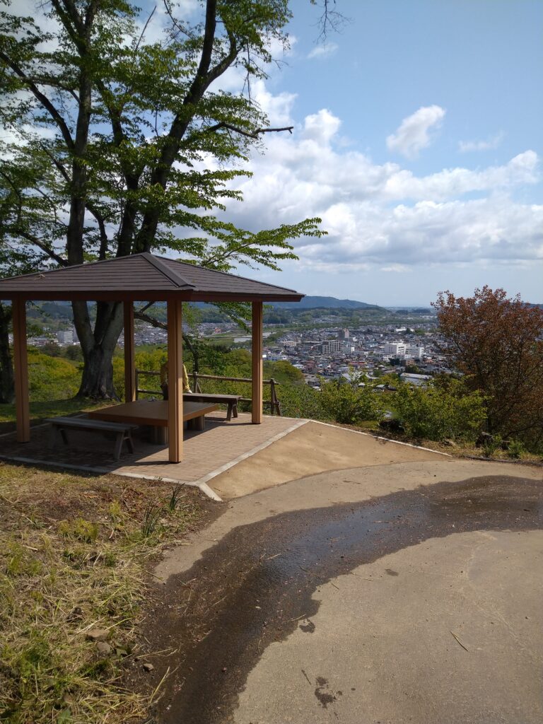 高台にある東屋の外観の様子を撮影した写真