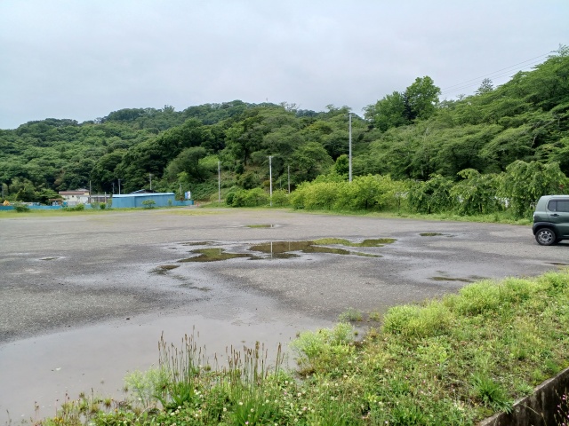 船岡城址公園の砂利の駐車場の様子を撮影した写真