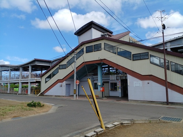 船岡駅北口の外観の様子を撮影した写真